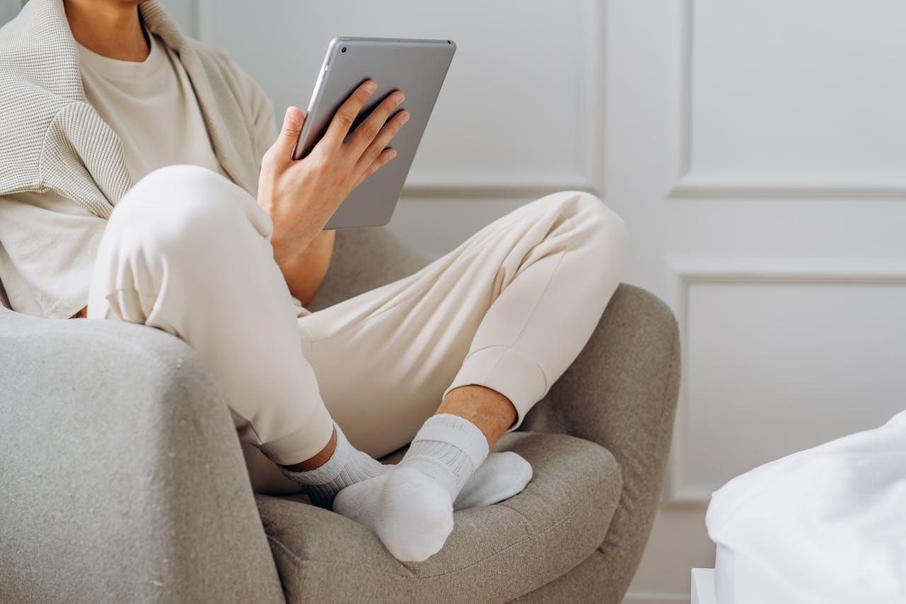 Человек читает образовательную статью на планшете